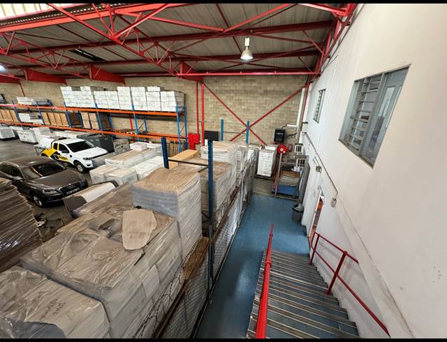 1,087M² WAREHOUSE TO LET IN JET PARK